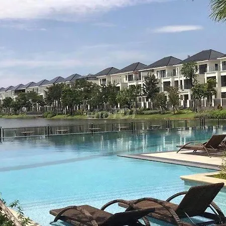 Homestay Lakeviewcity Swimming Pool